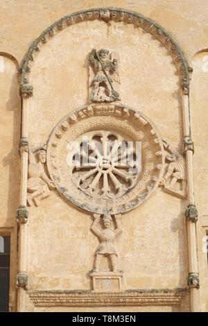 In Italia, Basilicata, Matera, Piazza Vittorio Veneto, Capitale Europea della Cultura 2019, rocase della facciata della chiesa romanica di San Domenico (XIII secolo). Foto Stock