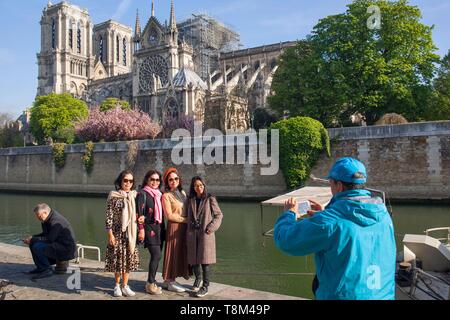 Francia, Parigi, Notre Dame de Paris Cathedral, due giorni dopo il fuoco, 17 aprile 2019, turisti asiatici che è fotografata davanti alla cattedrale dalla banchina di Montebello Foto Stock