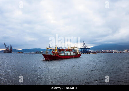 Algeciras, la provincia di Cadiz Cadice, Andalusia, Spagna : una nave entra nel Porto di Algeciras, il secondo porto di Spagna con quasi 100 milioni di tonnellate nel 2015 Foto Stock