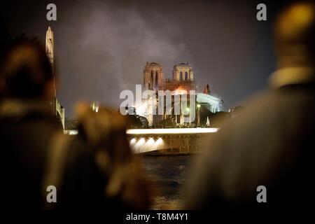 Francia, Parigi (75), area elencati come patrimonio mondiale dall' UNESCO, le rive della Senna, l'Ile de la Cité e la Cattedrale di Notre Dame durante l'incendio del 15/04/2019 Foto Stock