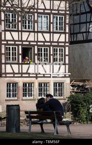 Francia, Bas Rhin, Strasburgo, città vecchia sono classificati come patrimonio mondiale dall'UNESCO, dal quartiere Petite France con casa in legno Foto Stock