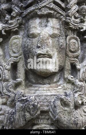 Faccia maya scolpiti in pietra di Tempio, famosa in tutto il mondo Copan rovine sito archeologico dell'antica civiltà Maya, un sito Patrimonio Mondiale dell'UNESCO in Honduras Foto Stock