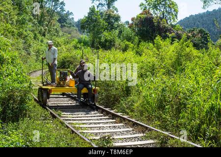 Sri Lanka, provincia di Uva, Ella, i ferrovieri lavorano su ferrovia Foto Stock