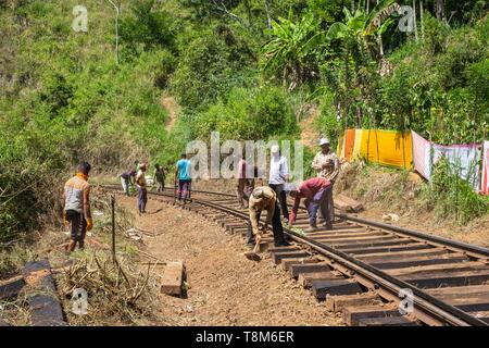 Sri Lanka, provincia di Uva, Ella, i ferrovieri lavorano su ferrovia Foto Stock