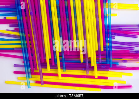 Set di tubi colorati per cocktail. Parallelo e perpendicolare giacciono su uno sfondo bianco. Foto Stock