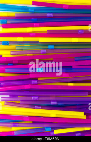 Set di tubi colorati per cocktail. Parallelo e perpendicolare giacciono su uno sfondo bianco. Foto Stock