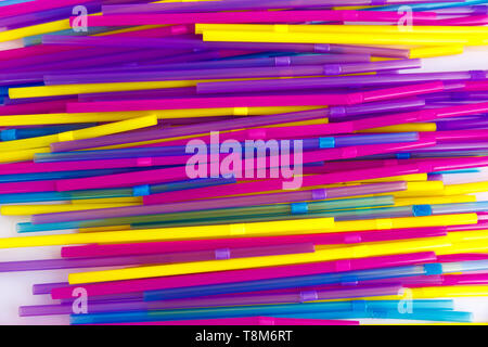 Set di tubi colorati per cocktail. Parallelo e perpendicolare giacciono su uno sfondo bianco. Foto Stock