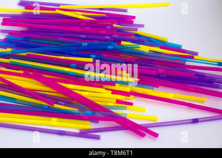 Set di tubi colorati per cocktail. Parallelo e perpendicolare giacciono su uno sfondo bianco. Foto Stock