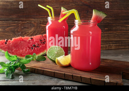 Vasetti di anguria fresca limonata sul pannello di legno Foto Stock