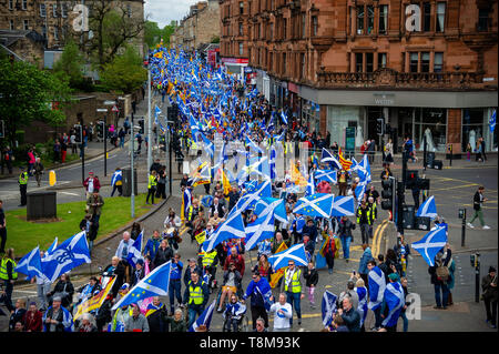 Una panoramica di marzo la processione. Migliaia di indipendenza scozzese sostenitori hanno marciato attraverso Glasgow come parte del "tutto sotto uno striscione' (AUOB) protesta, come la coalizione si propone di eseguire tale evento fino a che la Scozia è 'libero'. Foto Stock