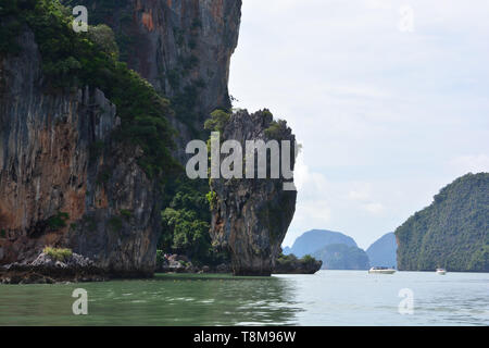 Khao Antonello Kan, più comunemente noto come James Bond Island, nella Baia di Phang Nga, Thailandia. Foto Stock