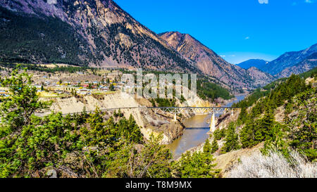 Vista del Ponte Vecchio, una singola corsia ponte sopra il fiume Fraser presso la città appena a nord della città di Lillooet, British Columbia, Canada Foto Stock