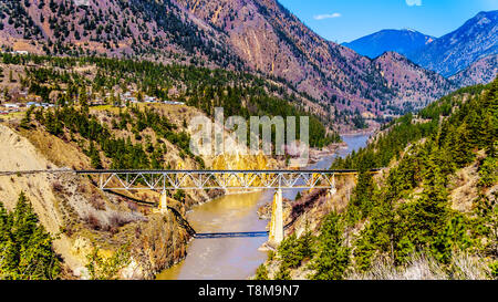 Vista del Ponte Vecchio, una singola corsia ponte sopra il fiume Fraser presso la città appena a nord della città di Lillooet, British Columbia, Canada Foto Stock