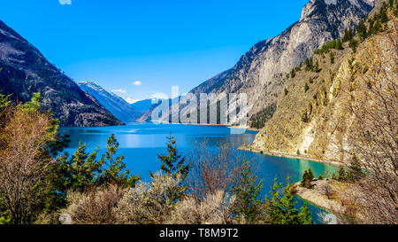 Acque verdi di Seton lago ai piedi del monte McLean nei pressi di Lillooet. Seton Lago si trova lungo la strada statale 99, o la Duffey Lake Road, in BC Canada Foto Stock