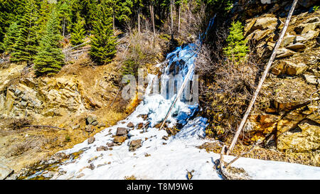 Cascate gelate in Costa montagne lungo la Duffey Lake Road tra le città di Lillooet e Pemberton in British Columbia, Canada Foto Stock