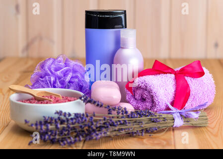 Serie di trattamenti spa con la lavanda naturale ancora vita close-up Foto Stock