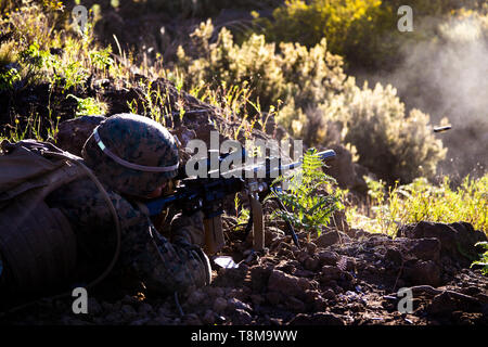 Un U.S. Marine con società di Fox, 2° Battaglione, 3° Reggimento Marine, incendi tornate giù gamma durante una squadra support event come parte di esercizio Bougainville II sulla gamma 1, Pohakuloa Area Formazione, Hawaii, 10 maggio 2019. Bougainville II è la seconda fase di pre-implementazione formazione condotta dal battaglione al fine di migliorare la coesione unità e Combat Readiness. (U.S. Marine Corps photo by Lance Cpl. Giacobbe Wilson) Foto Stock