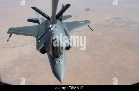 Un aviatore pilotare un F-35un fulmine II antenna completa il rifornimento di cortesia di aviatori dal 28 Antenna Expeditionary Refuelling Squadron a bordo di un KC-135R Stratotanker, 26 aprile 2019 su una località segreta. La F-35 è sulla sua prima della distribuzione per il Medio Oriente come parte della manifestazione inaugurale del combattente di nuova generazione con capacità di combattimento. (U.S. Air Force foto di Senior Airman Keifer Bowes) Foto Stock