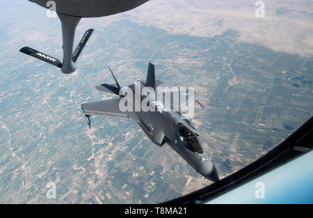 Un aviatore pilotare un F-35un fulmine II antenna completa il rifornimento di cortesia di aviatori dal 28 Antenna Expeditionary Refuelling Squadron a bordo di un KC-135R Stratotanker, 26 aprile 2019 su una località segreta. La F-35 è sulla sua prima della distribuzione per il Medio Oriente come parte della manifestazione inaugurale del combattente di nuova generazione con capacità di combattimento. (U.S. Air Force foto di Senior Airman Keifer Bowes) Foto Stock