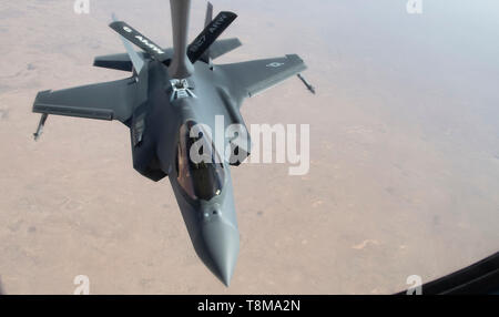 Un aviatore pilotare un F-35un fulmine II antenna completa il rifornimento di cortesia di aviatori dal 28 Antenna Expeditionary Refuelling Squadron a bordo di un KC-135R Stratotanker, 26 aprile 2019 su una località segreta. La F-35 è sulla sua prima della distribuzione per il Medio Oriente come parte della manifestazione inaugurale del combattente di nuova generazione con capacità di combattimento. (U.S. Air Force foto di Senior Airman Keifer Bowes) Foto Stock