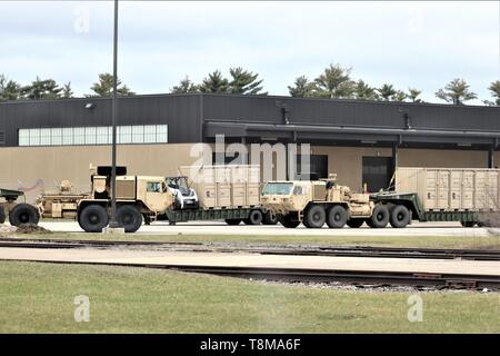 Soldati a Fort McCoy, Wis., per la formazione sono i veicoli militari caricato con cargo per trasferire il 18 aprile 2019, alla costruzione 2100 al momento dell'installazione. Migliaia di truppe addestrato a Fort McCoy durante il mese di aprile 2019. (U.S. Foto dell'esercito da Scott T. Sturkol) Foto Stock