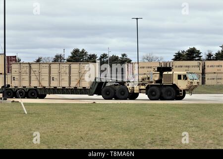 Soldati a Fort McCoy, Wis., per la formazione sono i veicoli militari caricato con cargo per trasferire il 18 aprile 2019, alla costruzione 2100 al momento dell'installazione. Migliaia di truppe addestrato a Fort McCoy durante il mese di aprile 2019. (U.S. Foto dell'esercito da Scott T. Sturkol) Foto Stock