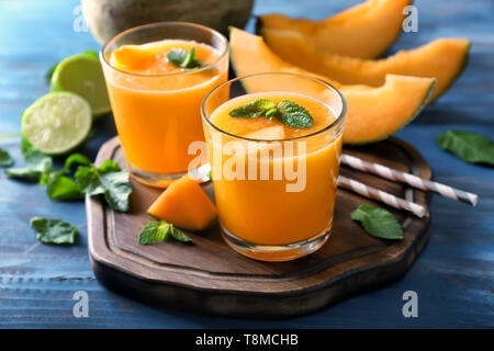 Bicchieri di gustoso frullato di melone sul tavolo Foto Stock