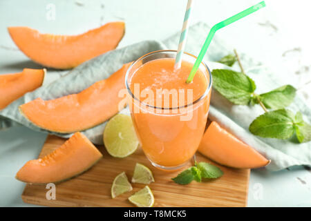 Bicchiere di gustoso frullato di melone sul tavolo Foto Stock