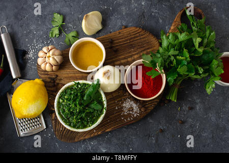 Ingredienti per la cottura argentino Chimichurri verde o Chimmichurri salsa o sugo di prezzemolo, peperoncino, olio d'oliva, aglio e aceto Foto Stock