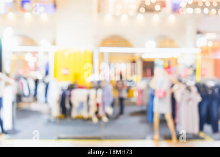 Abstract sfocato di moda negozio di abbigliamento boutique interno nel centro commerciale per lo shopping, con bokeh sfondo luminoso. Immagine sfocata di manichini all'interno di una donna f Foto Stock