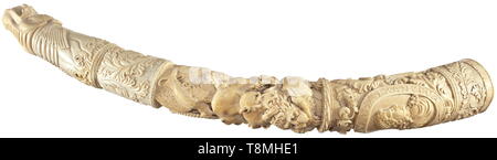 Un scolpito francese dente di avorio, secolo XIX massiccio, dente di cava, lavorato in due pezzi e con continuo tridimensionale di intagli. La parte inferiore con il ritratto giovanile cartiglio del Re Luigi XVI entro una cornice ovale, con continue iscrizione "LUDOVICUS XIV REX FRANCCOA' tra viticci, sulle facce di un baldacchino coronati al di sopra di due guerrieri con fleur-de-lys stemma. La sezione mediana con tridimensionalmente scolpite, intrecciate tra loro e lotta contro gli animali di Michael Maucher stile. La parte superiore con due teste di guerriero ai lati e, Additional-Rights-Clearance-Info-Not-Available Foto Stock