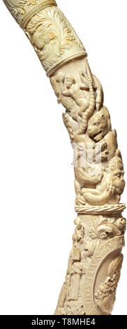 Un scolpito francese dente di avorio, secolo XIX massiccio, dente di cava, lavorato in due pezzi e con continuo tridimensionale di intagli. La parte inferiore con il ritratto giovanile cartiglio del Re Luigi XVI entro una cornice ovale, con continue iscrizione "LUDOVICUS XIV REX FRANCCOA' tra viticci, sulle facce di un baldacchino coronati al di sopra di due guerrieri con fleur-de-lys stemma. La sezione mediana con tridimensionalmente scolpite, intrecciate tra loro e lotta contro gli animali di Michael Maucher stile. La parte superiore con due teste di guerriero ai lati e, Additional-Rights-Clearance-Info-Not-Available Foto Stock