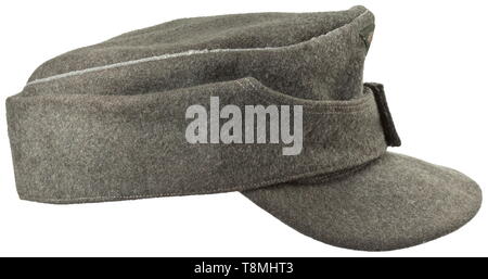 Un campo Cap per il Führer delle Waffen-SS truppe di montagna campo grigio in panno di lana con tubazioni d'argento, due field-verniciato grigio pulsanti cappello, macchina cucita con cappuccio trapezio (macchina-tessuto), il lato sinistro con un cucito in "Edelweiß" su una base nera. Luce fodera interna. Molto rare. storica, storica del xx secolo, 1930S, 1940s, Waffen-SS Divisione armati delle SS, servizio armato, servizi armati, NS, il socialismo nazionale, il nazismo, il terzo Reich, Reich tedesco, Germania, militare, militaria, utensile e un pezzo di attrezzature, utensili, oggetto, oggetti, alambicchi, clipping, clippings, tagliate, cut-out, c, Editorial-Use-solo Foto Stock