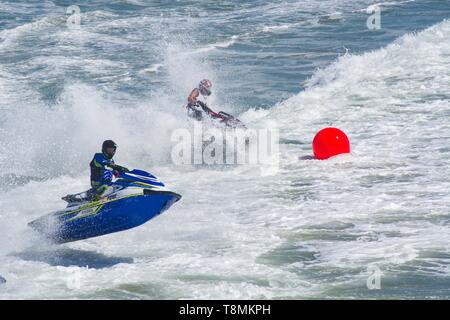 Huntington Beach, CA - Aprile 7 2019: due jet sciatori gara in una competizione. Foto Stock