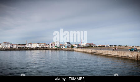 Ile d Yeu, Francia - 16 Settembre 2018: la vista del ponte di un traghetto che entra nel porto dell'isola di Yeu in cui i viaggiatori sono seduti a admir Foto Stock