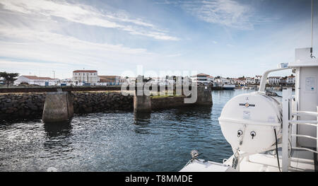 Ile d Yeu, Francia - 16 Settembre 2018: la vista del ponte di un traghetto che entra nel porto dell'isola di Yeu in cui i viaggiatori sono seduti a admir Foto Stock