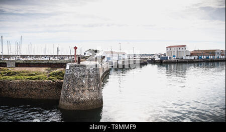 Ile d Yeu, Francia - 16 Settembre 2018: la vista del ponte di un traghetto che entra nel porto dell'isola di Yeu in cui i viaggiatori sono seduti a admir Foto Stock
