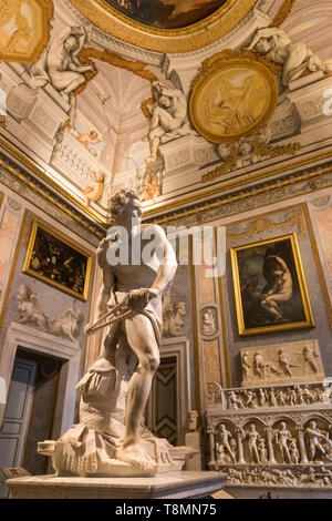 Italia, Roma: Galleria Borghese, Galleria d'arte situata in Villa Borghese. Statua David, una vita-dimensioni della scultura in marmo di Gian Lorenzo Bernini - Contatti Foto Stock