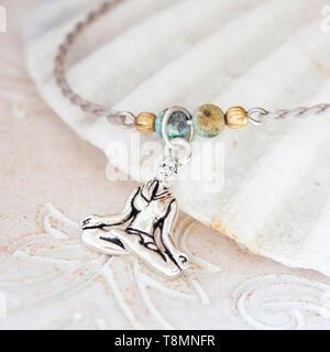 Minerali cordoni di pietra Bracciale yoga dettagli su sfondo decorativo Foto Stock