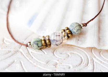 Minerali cordoni di pietra Bracciale yoga dettagli su sfondo decorativo Foto Stock