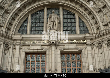 Londra, Inghilterra - Ottobre 12, 2018; Entrata del Victoria and Albert Museum di Londra la più grande del mondo museo di arti decorative e design Foto Stock