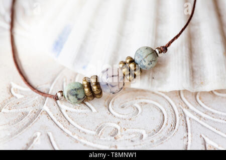 Minerali cordoni di pietra Bracciale yoga dettagli su sfondo decorativo Foto Stock