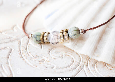 Minerali cordoni di pietra Bracciale yoga dettagli su sfondo decorativo Foto Stock