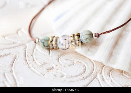 Minerali cordoni di pietra Bracciale yoga dettagli su sfondo decorativo Foto Stock
