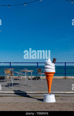Giant ice cream cornet pubblicità un gelato in stallo sul lungomare di Eastbourne, East Sussex. Regno Unito. Foto Stock