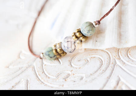 Minerali cordoni di pietra Bracciale yoga dettagli su sfondo decorativo Foto Stock