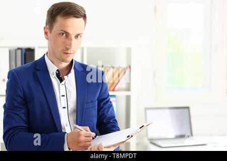 Sorridenti bionda imprenditore holdig Foto Stock