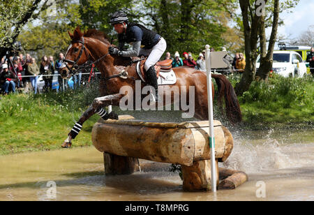 Bango cavalcato da Tim prezzo sul Cross Country durante il giorno quattro del 2019 Mitsubishi Motors Badminton Horse Trials a Badminton station wagon, nel Gloucestershire. Stampa foto di associazione. Picture Data: Sabato 4 maggio 2019. Vedere PA storia Badminton equestre. Foto di credito dovrebbe leggere: David Davies/PA FILO Foto Stock