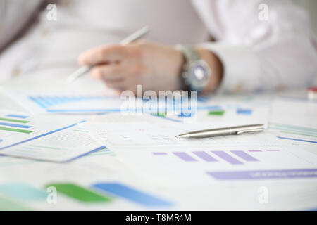 Penna argento giacciono sul tavolo con il business Foto Stock