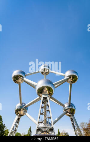 Vista simmetrici del Atomium di Bruxelles in Belgio contro il cielo blu. Foto Stock
